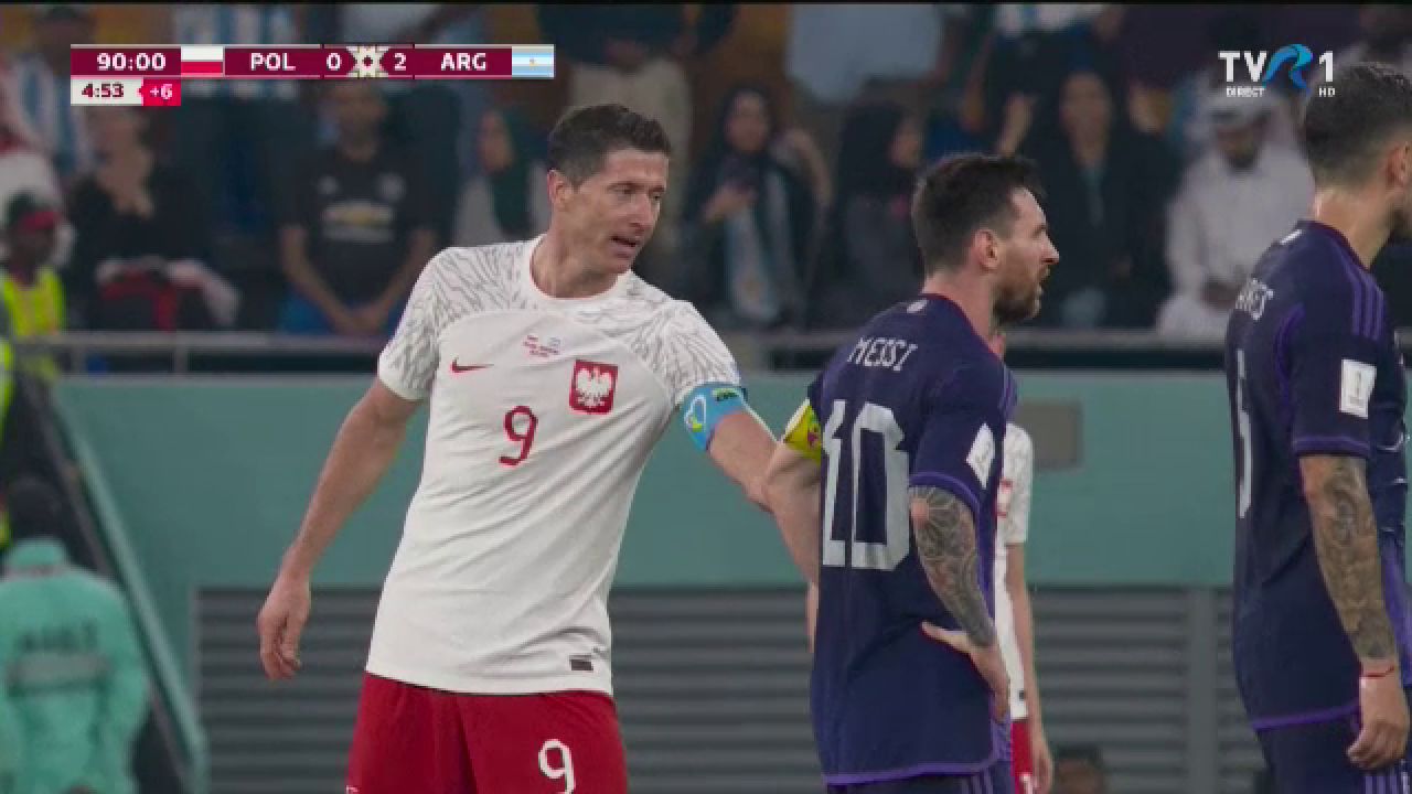 S-a supărat Messi pe Lewandowski că i-a luat locul la Barcelona? Starul argentinian nu a vrut să dea mâna cu atacantul polonez în timpul meciului_32