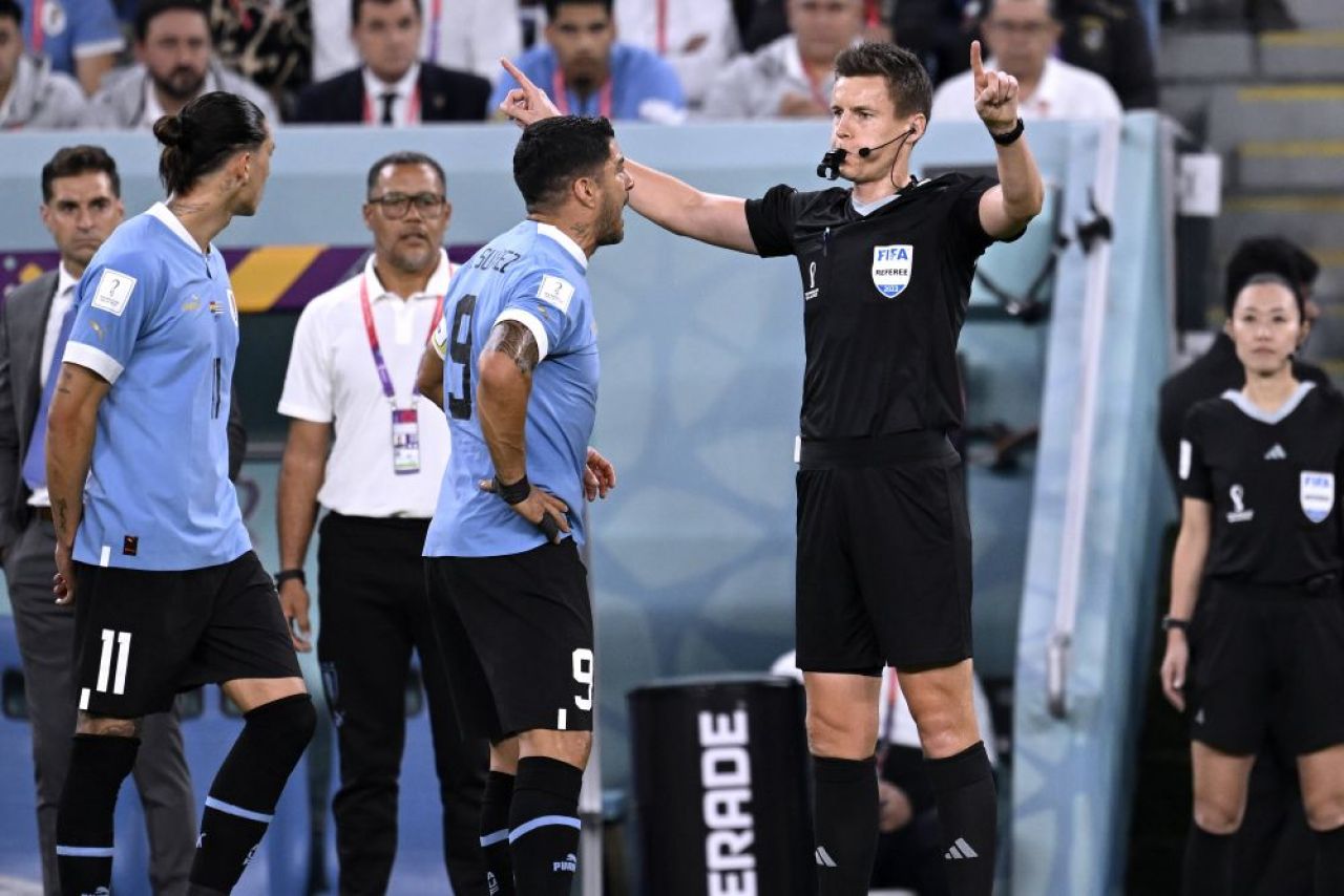 Ce s-a întâmplat după ce neamțul Siebert a fost încercuit de Cavani & Co la finalul meciului cu Ghana_2