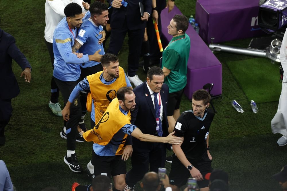 Ce s-a întâmplat după ce neamțul Siebert a fost încercuit de Cavani & Co la finalul meciului cu Ghana_4