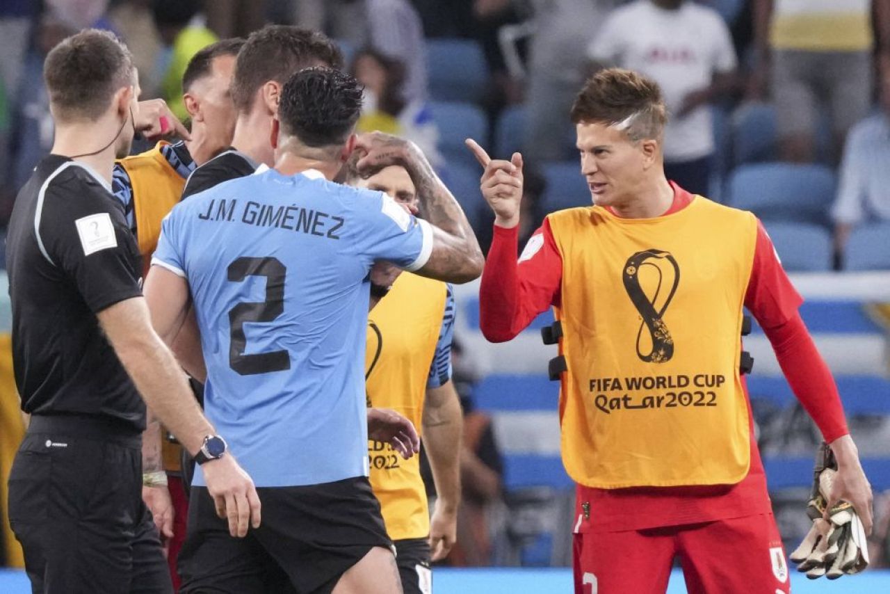 Ce s-a întâmplat după ce neamțul Siebert a fost încercuit de Cavani & Co la finalul meciului cu Ghana_5