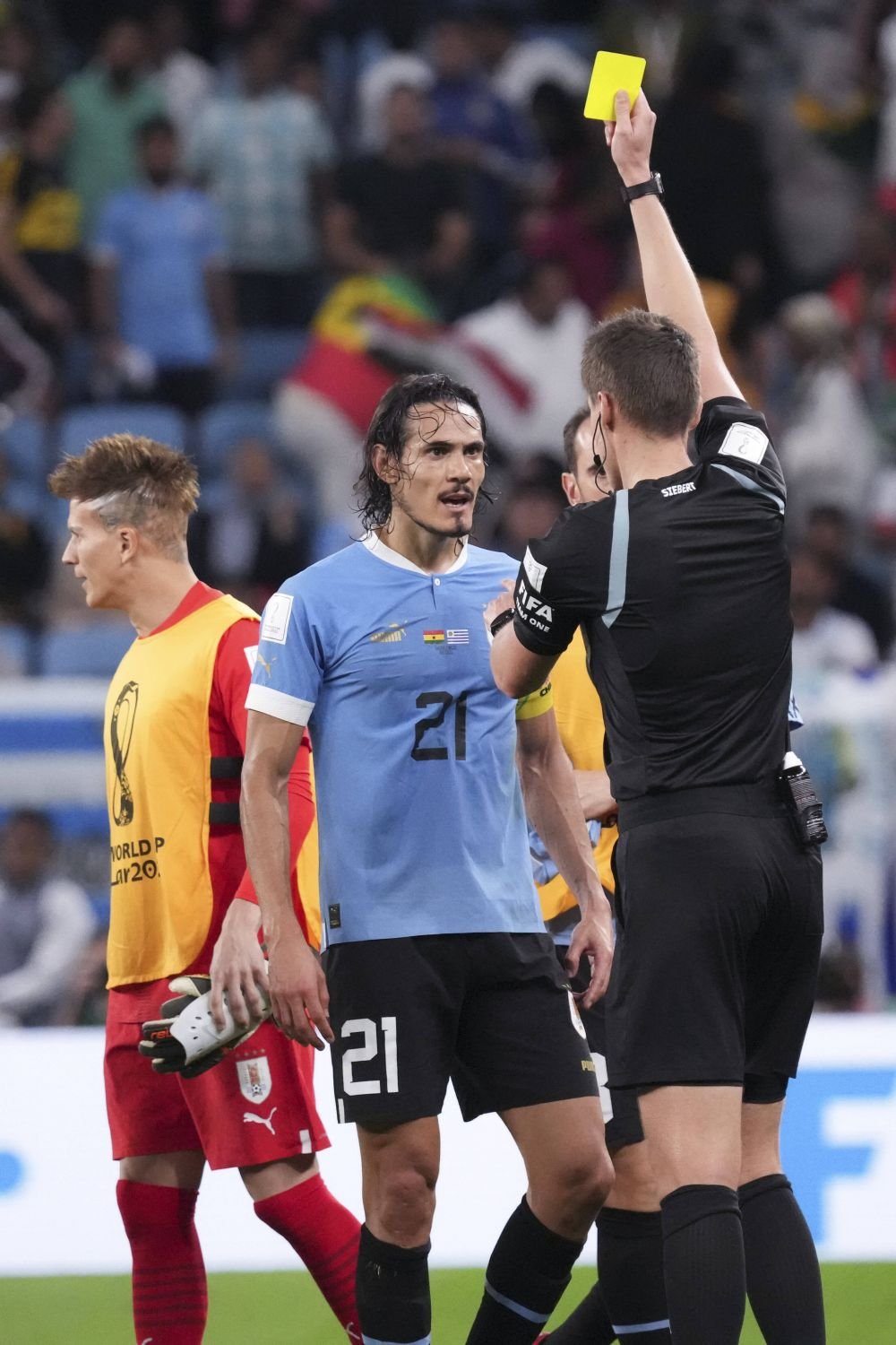 Ce s-a întâmplat după ce neamțul Siebert a fost încercuit de Cavani & Co la finalul meciului cu Ghana_6