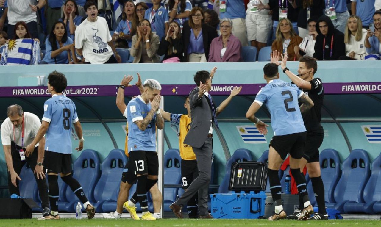 Ce s-a întâmplat după ce neamțul Siebert a fost încercuit de Cavani & Co la finalul meciului cu Ghana_7