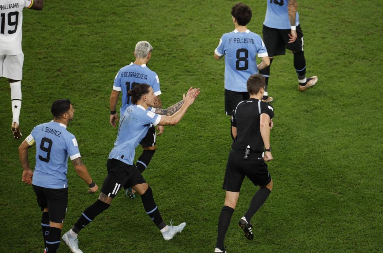 Ce s-a întâmplat după ce neamțul Siebert a fost încercuit de Cavani & Co la finalul meciului cu Ghana_9