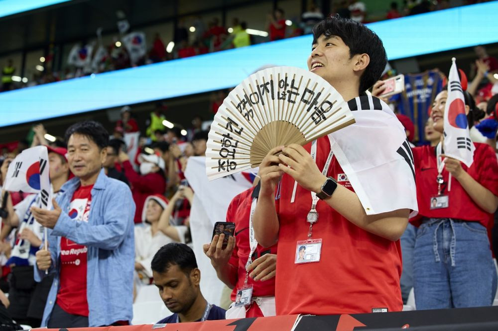 Reacția lui Son Heung-min după calificarea Coreei de Sud în optimile de finală ale Cupei Mondiale_6