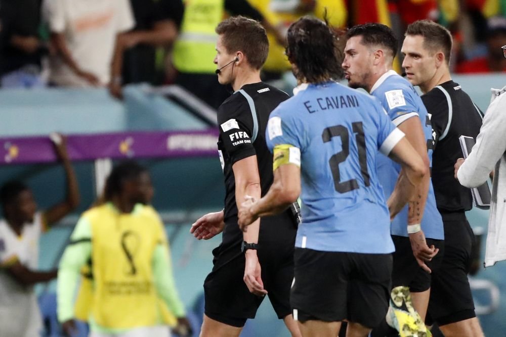 Cavani, izbucnire nervoasă. Ce a făcut în fața unui qatarez, în drumul spre vestiare_2