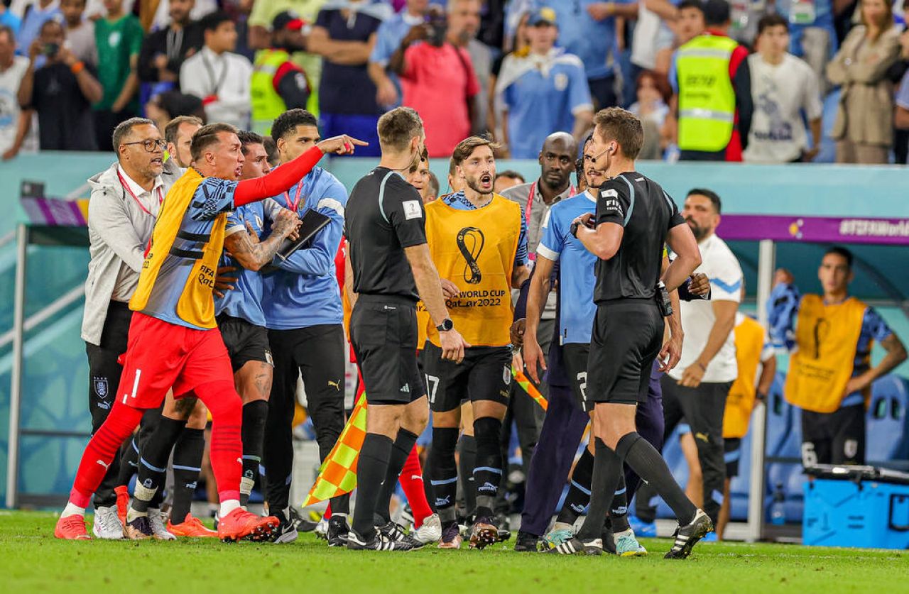 Cavani, izbucnire nervoasă. Ce a făcut în fața unui qatarez, în drumul spre vestiare_3