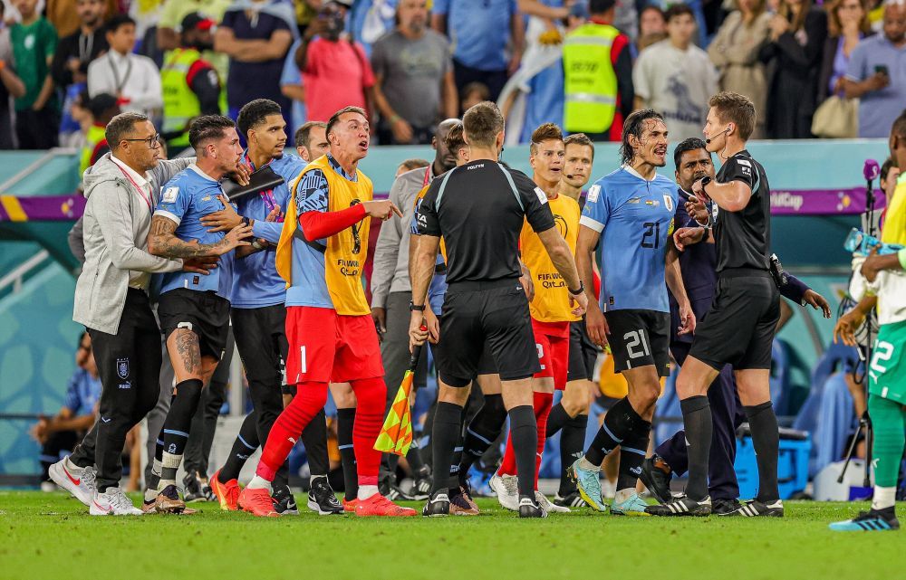 Cavani, izbucnire nervoasă. Ce a făcut în fața unui qatarez, în drumul spre vestiare_5