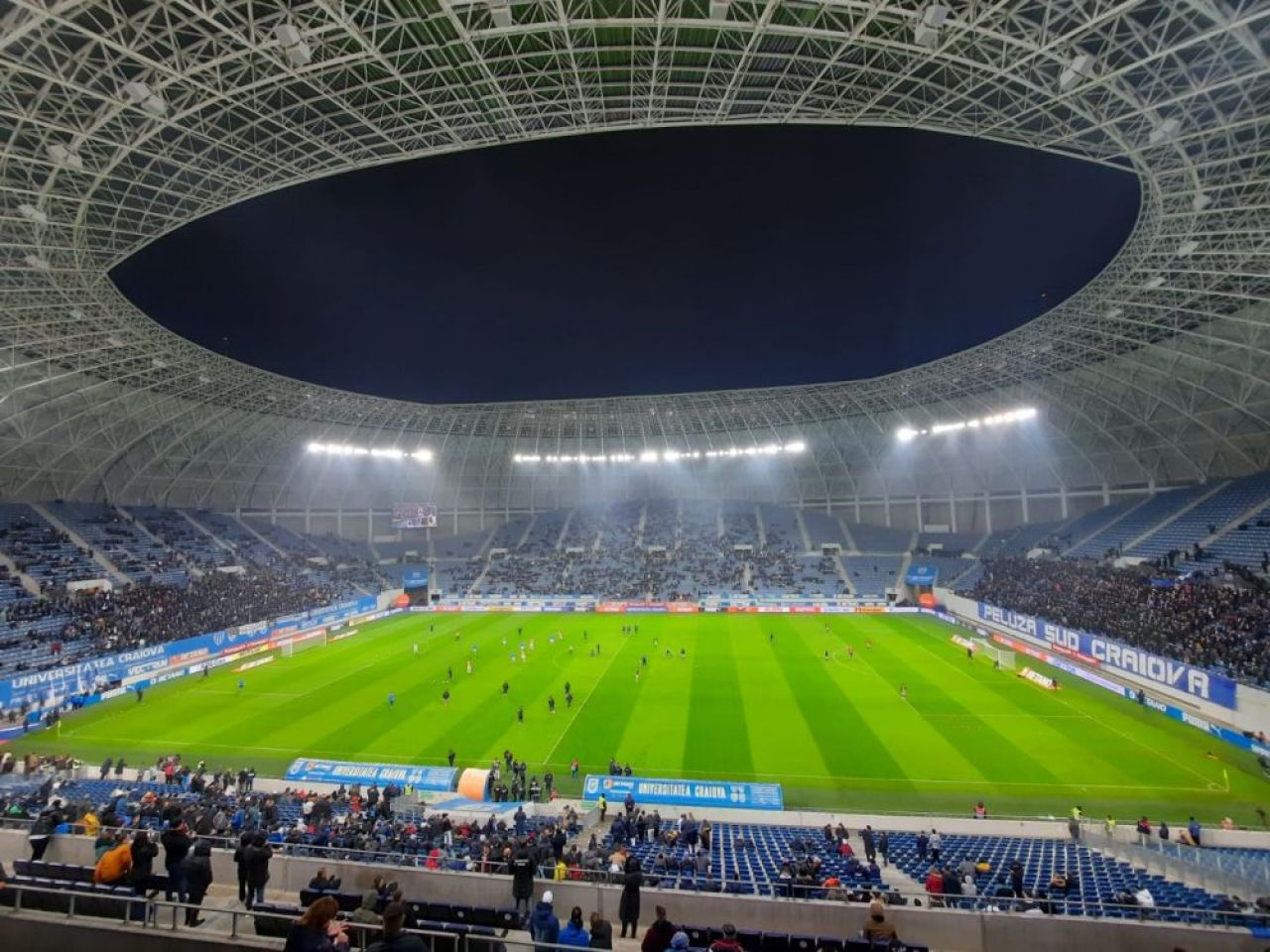 Atmosferă „incendiară” la Craiova. Arbitrul a oprit de trei ori meciul în 10 minute și i-a trimis pe jucători la vestiare _1