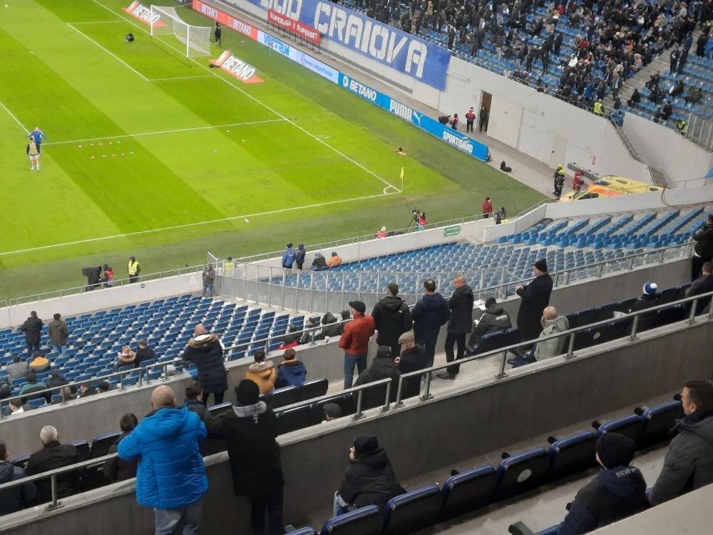 Atmosferă „incendiară” la Craiova. Arbitrul a oprit de trei ori meciul în 10 minute și i-a trimis pe jucători la vestiare _2