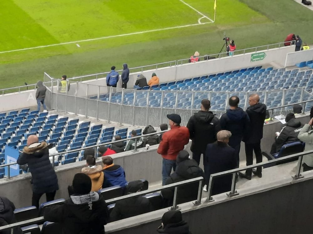 Atmosferă „incendiară” la Craiova. Arbitrul a oprit de trei ori meciul în 10 minute și i-a trimis pe jucători la vestiare _4
