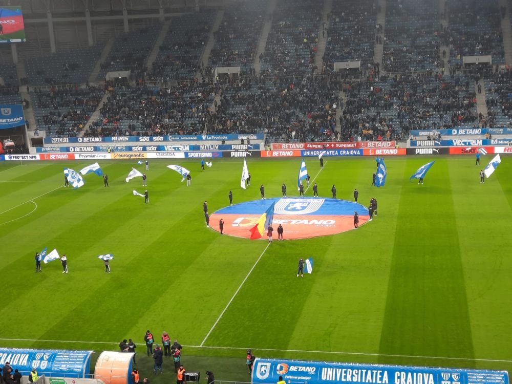 Atmosferă „incendiară” la Craiova. Arbitrul a oprit de trei ori meciul în 10 minute și i-a trimis pe jucători la vestiare _10