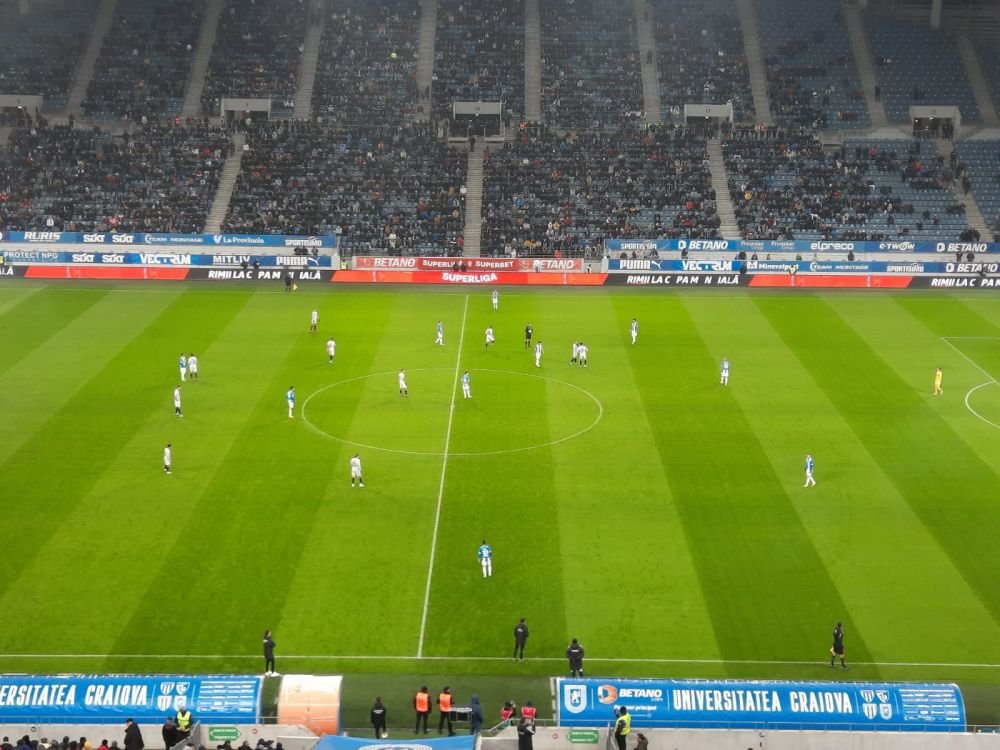Atmosferă „incendiară” la Craiova. Arbitrul a oprit de trei ori meciul în 10 minute și i-a trimis pe jucători la vestiare _11