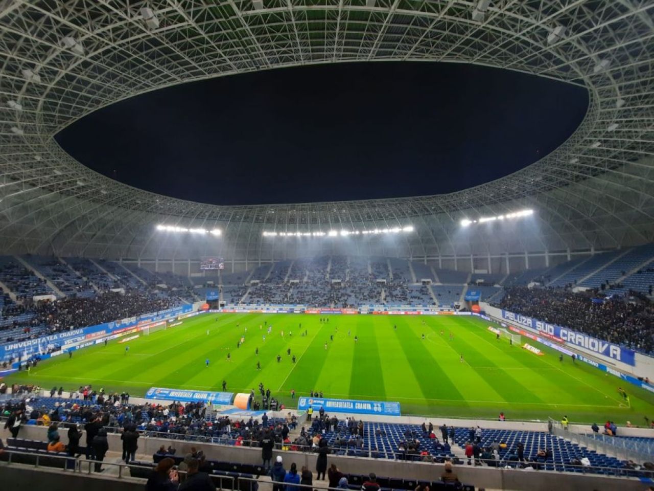 Atmosferă „incendiară” la Craiova. Arbitrul a oprit de trei ori meciul în 10 minute și i-a trimis pe jucători la vestiare _12