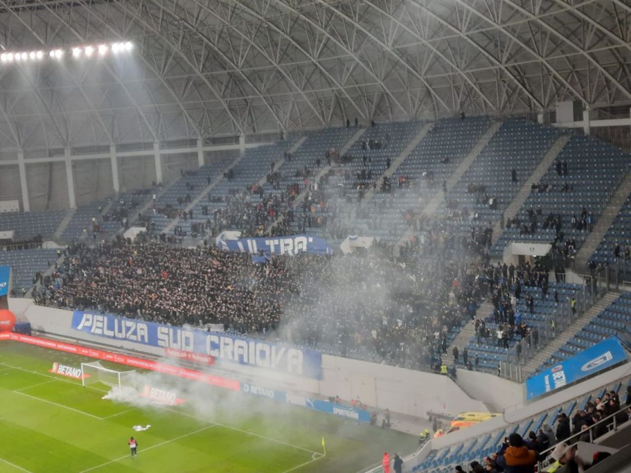 Atmosferă „incendiară” la Craiova. Arbitrul a oprit de trei ori meciul în 10 minute și i-a trimis pe jucători la vestiare _13