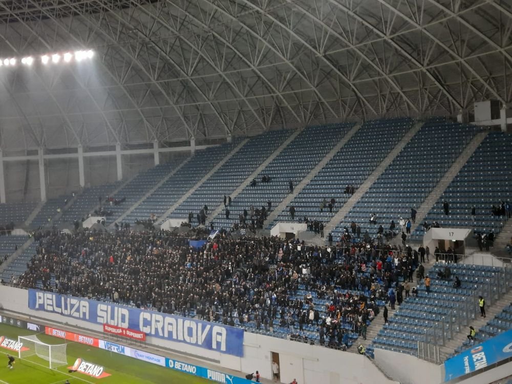 Atmosferă „incendiară” la Craiova. Arbitrul a oprit de trei ori meciul în 10 minute și i-a trimis pe jucători la vestiare _15