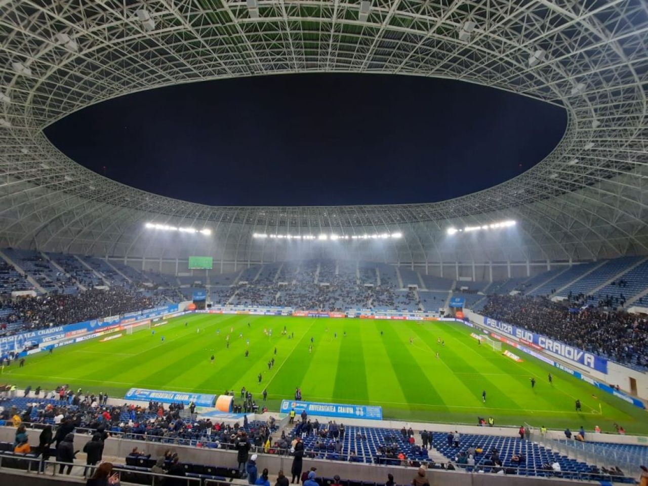 Atmosferă „incendiară” la Craiova. Arbitrul a oprit de trei ori meciul în 10 minute și i-a trimis pe jucători la vestiare _16