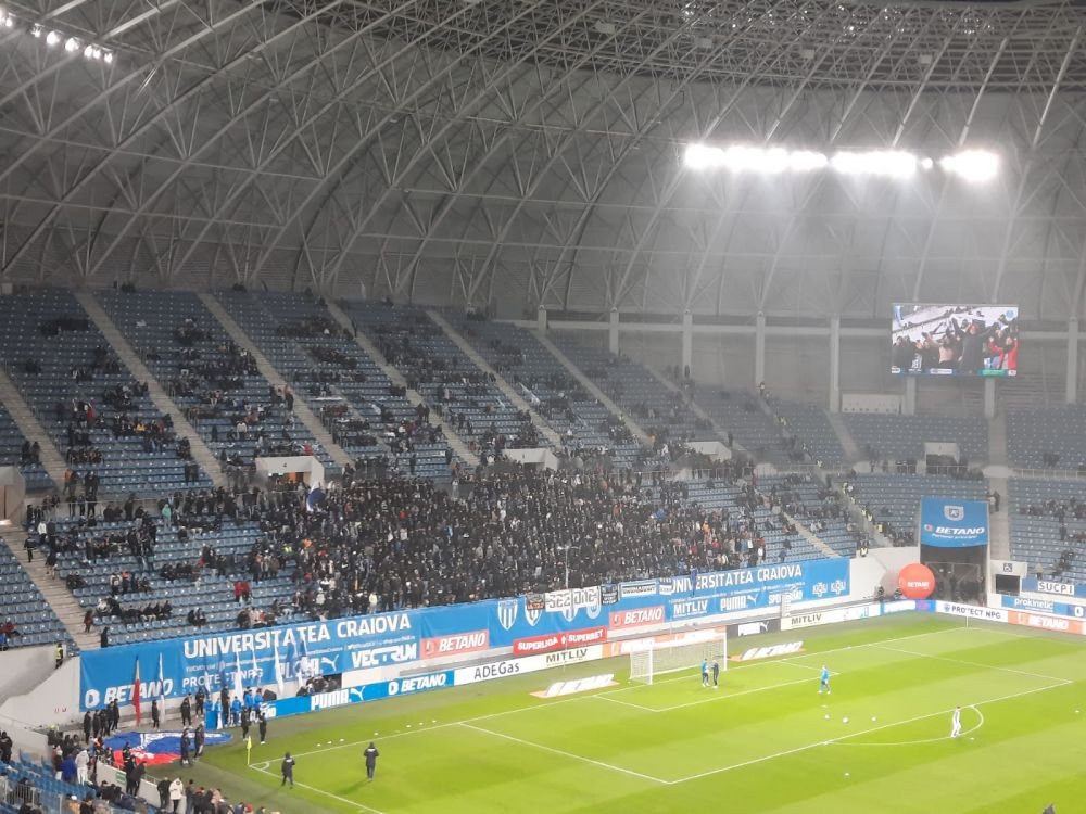 Atmosferă „incendiară” la Craiova. Arbitrul a oprit de trei ori meciul în 10 minute și i-a trimis pe jucători la vestiare _17