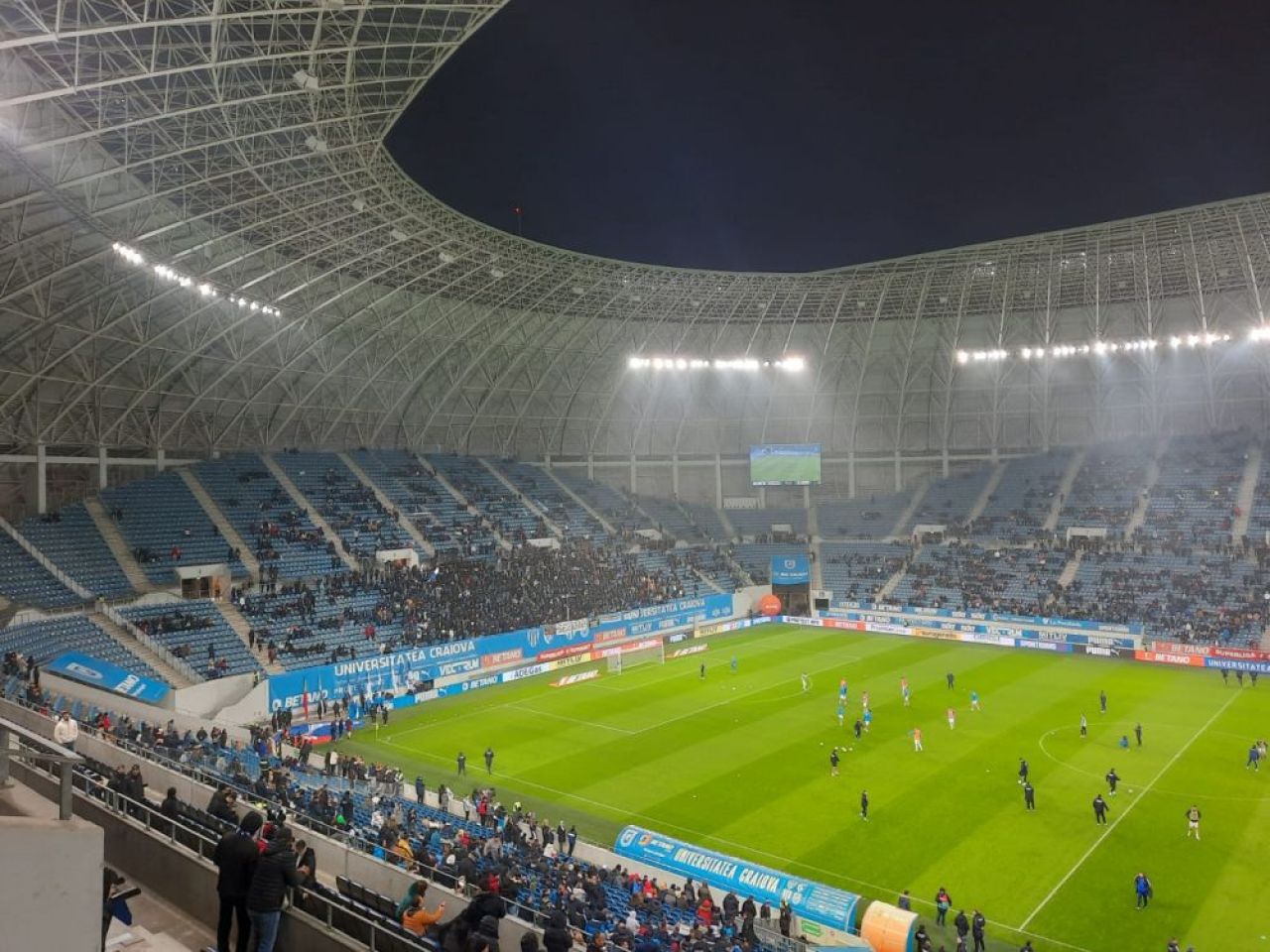 Atmosferă „incendiară” la Craiova. Arbitrul a oprit de trei ori meciul în 10 minute și i-a trimis pe jucători la vestiare _18