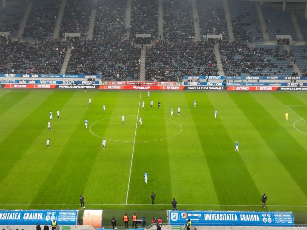 Atmosferă „incendiară” la Craiova. Arbitrul a oprit de trei ori meciul în 10 minute și i-a trimis pe jucători la vestiare _21