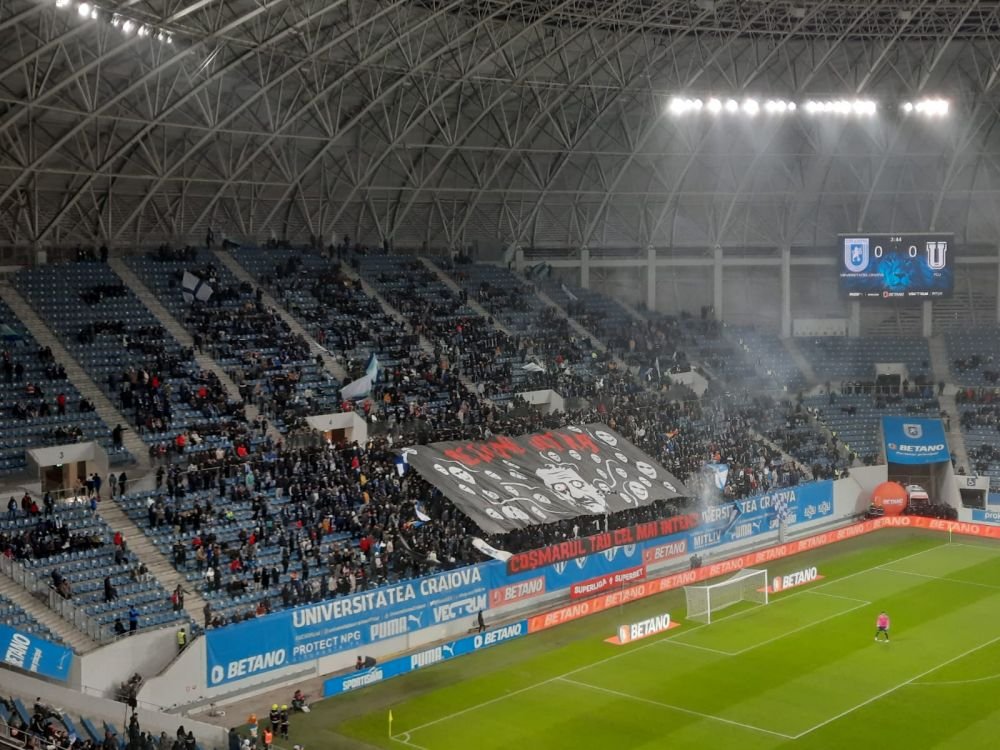 Atmosferă „incendiară” la Craiova. Arbitrul a oprit de trei ori meciul în 10 minute și i-a trimis pe jucători la vestiare _22