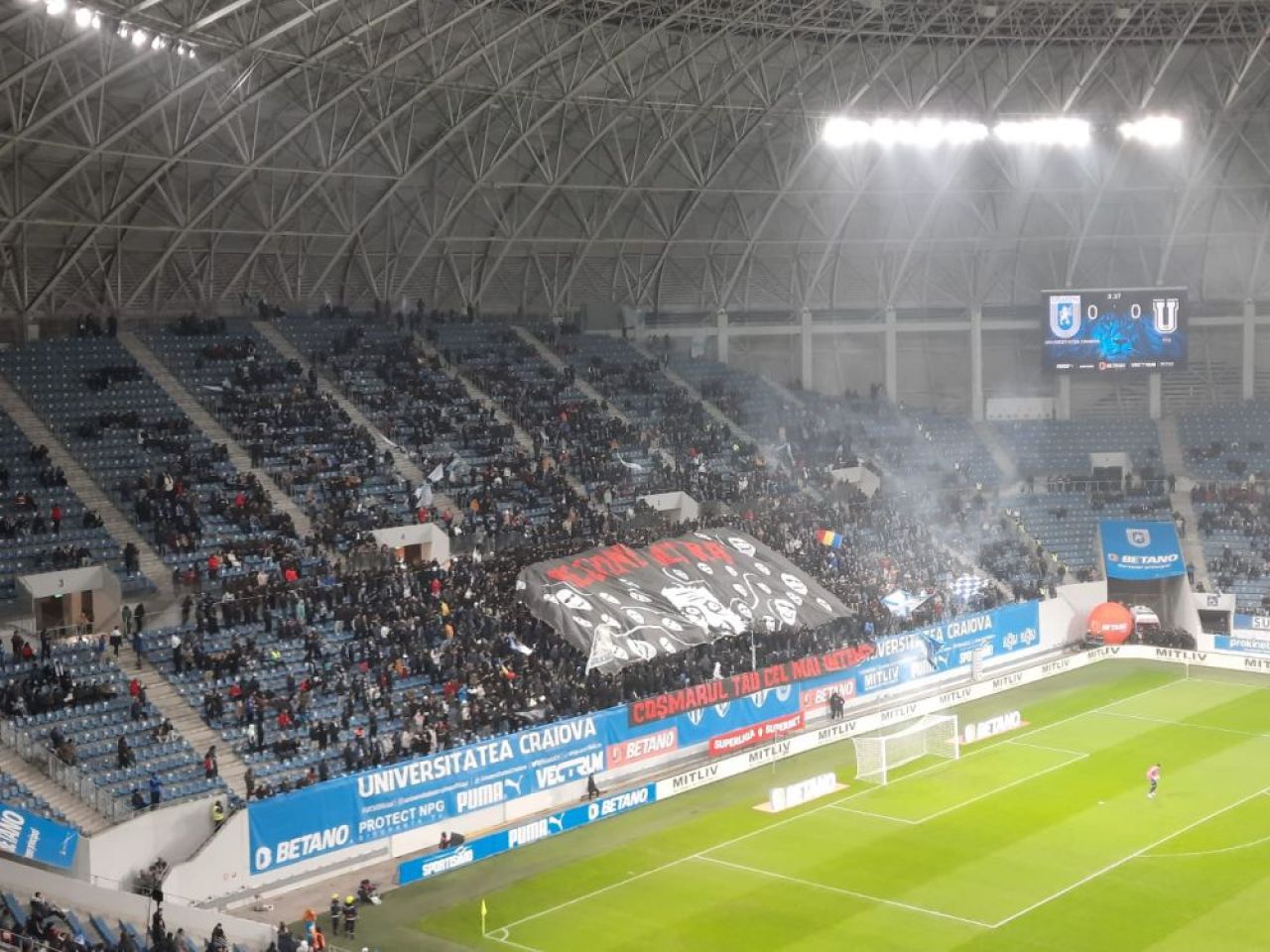 Atmosferă „incendiară” la Craiova. Arbitrul a oprit de trei ori meciul în 10 minute și i-a trimis pe jucători la vestiare _23