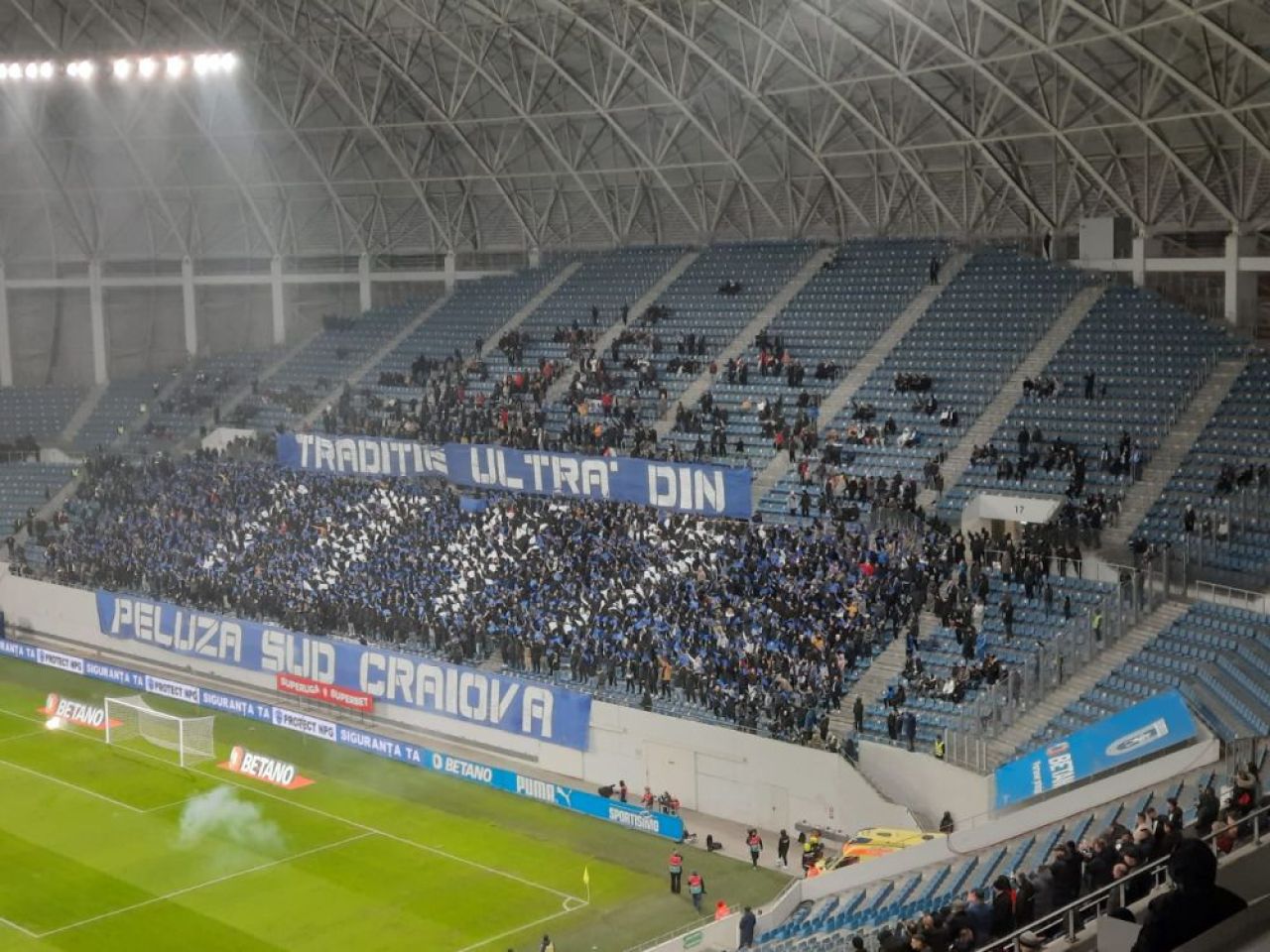 Atmosferă „incendiară” la Craiova. Arbitrul a oprit de trei ori meciul în 10 minute și i-a trimis pe jucători la vestiare _24