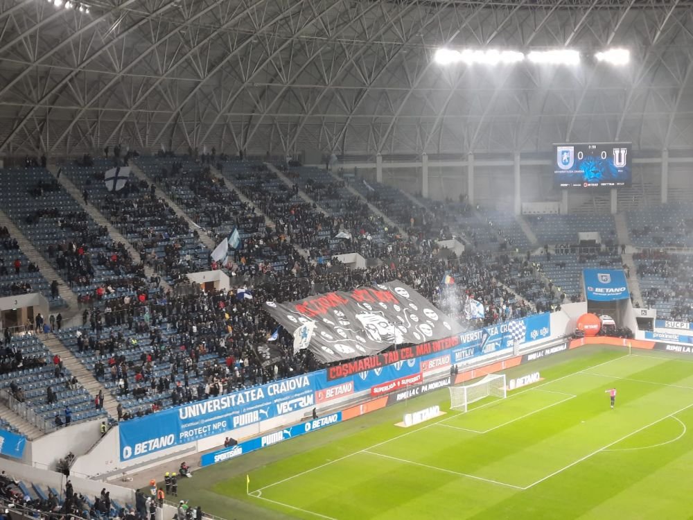 Atmosferă „incendiară” la Craiova. Arbitrul a oprit de trei ori meciul în 10 minute și i-a trimis pe jucători la vestiare _25