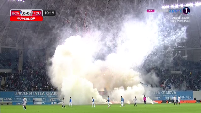 Atmosferă „incendiară” la Craiova. Arbitrul a oprit de trei ori meciul în 10 minute și i-a trimis pe jucători la vestiare _27