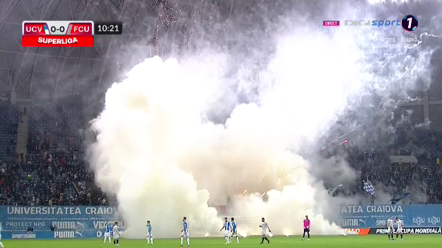 Atmosferă „incendiară” la Craiova. Arbitrul a oprit de trei ori meciul în 10 minute și i-a trimis pe jucători la vestiare _31