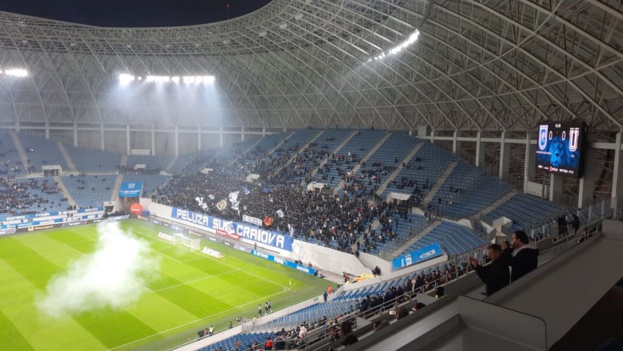 Atmosferă „incendiară” la Craiova. Arbitrul a oprit de trei ori meciul în 10 minute și i-a trimis pe jucători la vestiare _40