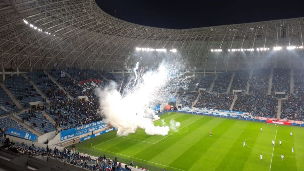 Atmosferă „incendiară” la Craiova. Arbitrul a oprit de trei ori meciul în 10 minute și i-a trimis pe jucători la vestiare _41