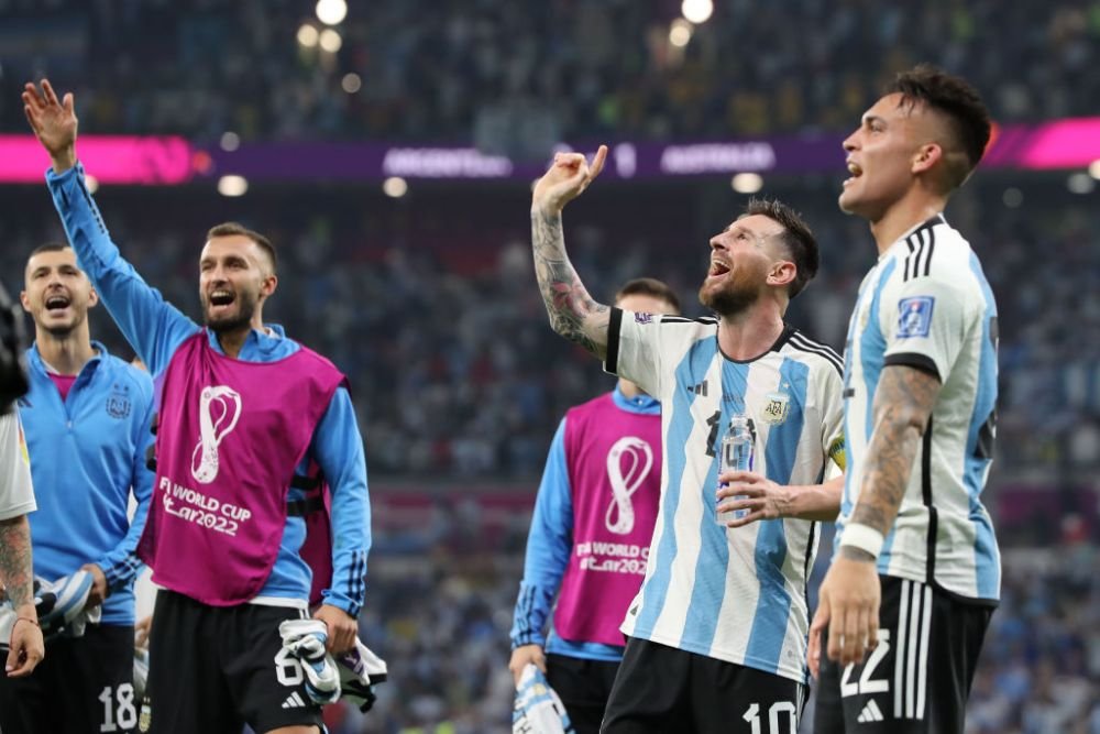 Soy argentino! Atmosferă incendiară la finalul partidei în care sud-americanii au ajuns în optimi: Messi, în mijlocul petrecerii_6