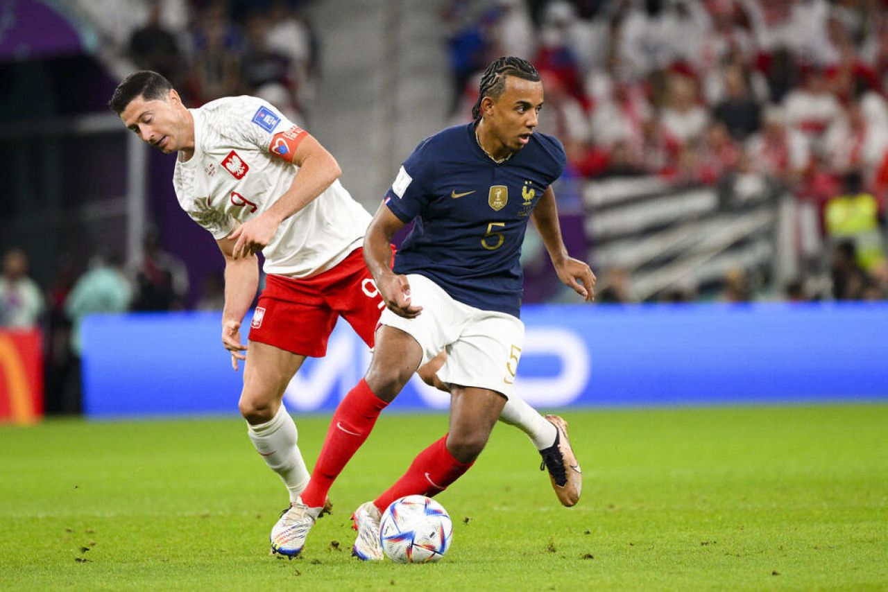Grabă sau a crezut nu-l vede nimeni? Kounde l-a făcut pe arbitrul meciului Franța - Polonia să oprească jocul. Motivul _2