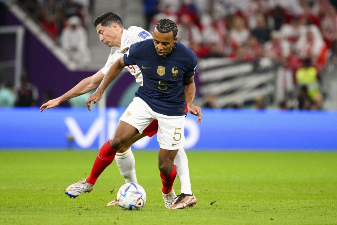 Grabă sau a crezut nu-l vede nimeni? Kounde l-a făcut pe arbitrul meciului Franța - Polonia să oprească jocul. Motivul _3