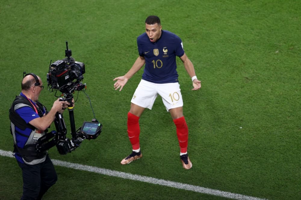Le Roi Mbappe! Starul francez a marcat două goluri de generic și a depășit un record deținut de Pele de 66 de ani _2