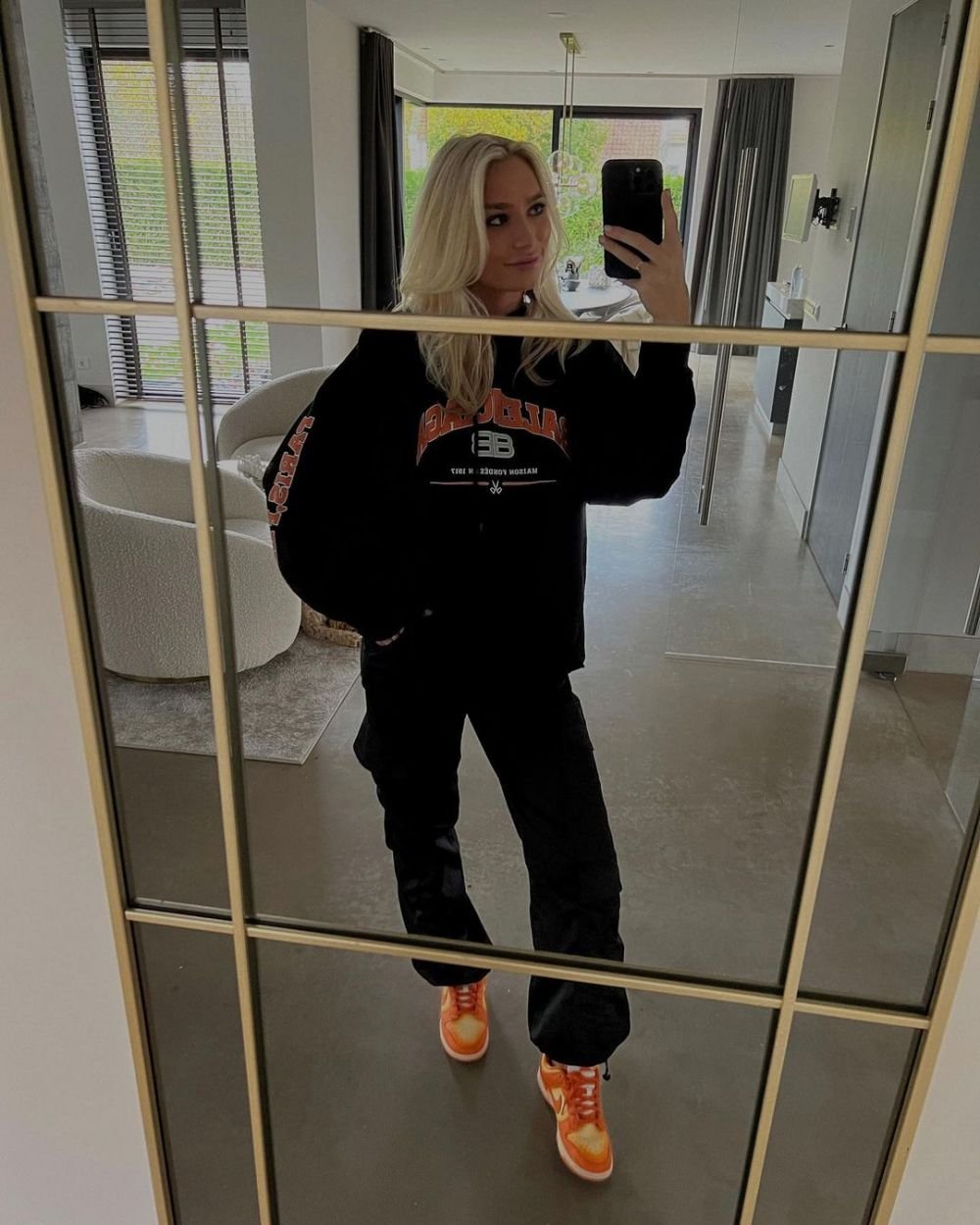Ea este bomba sexy care se iubește cu starul care a făcut senzație la Mondial și pe care se bat marile echipe _24