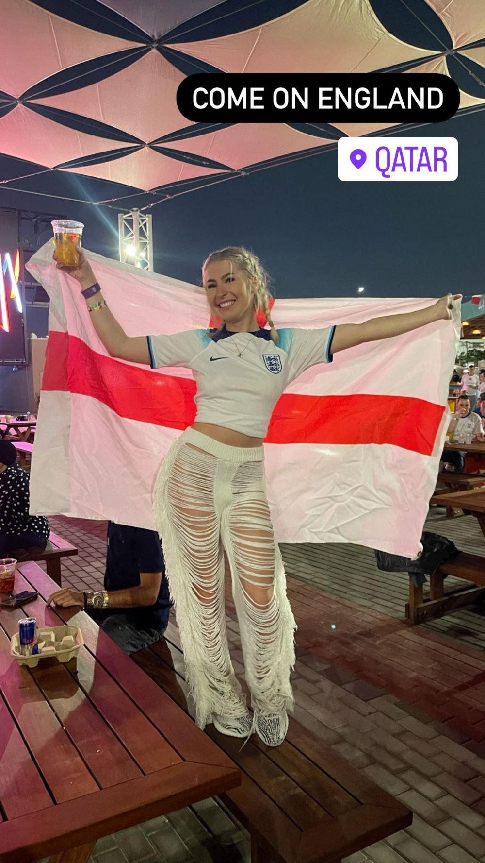 O vedetă OnlyFans, aspru criticată de internauți pentru ținutele purtate la Cupa Mondială din Qatar: cum a apărut pe stadion_15