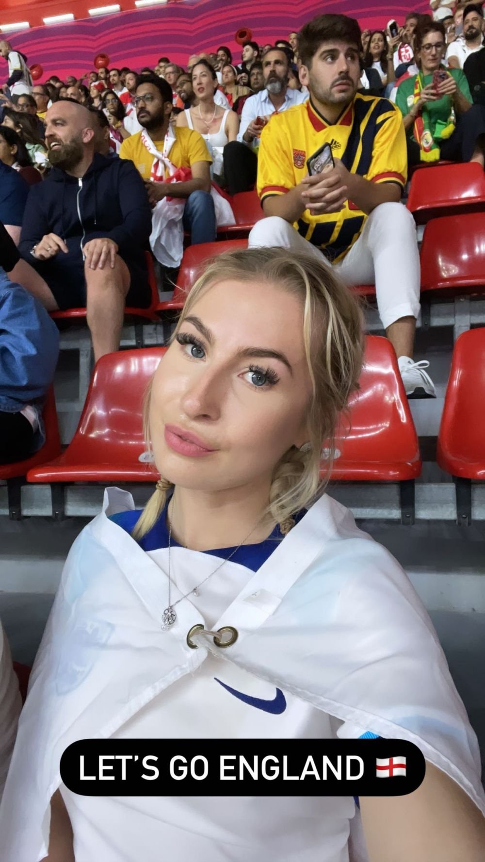 O vedetă OnlyFans, aspru criticată de internauți pentru ținutele purtate la Cupa Mondială din Qatar: cum a apărut pe stadion_16
