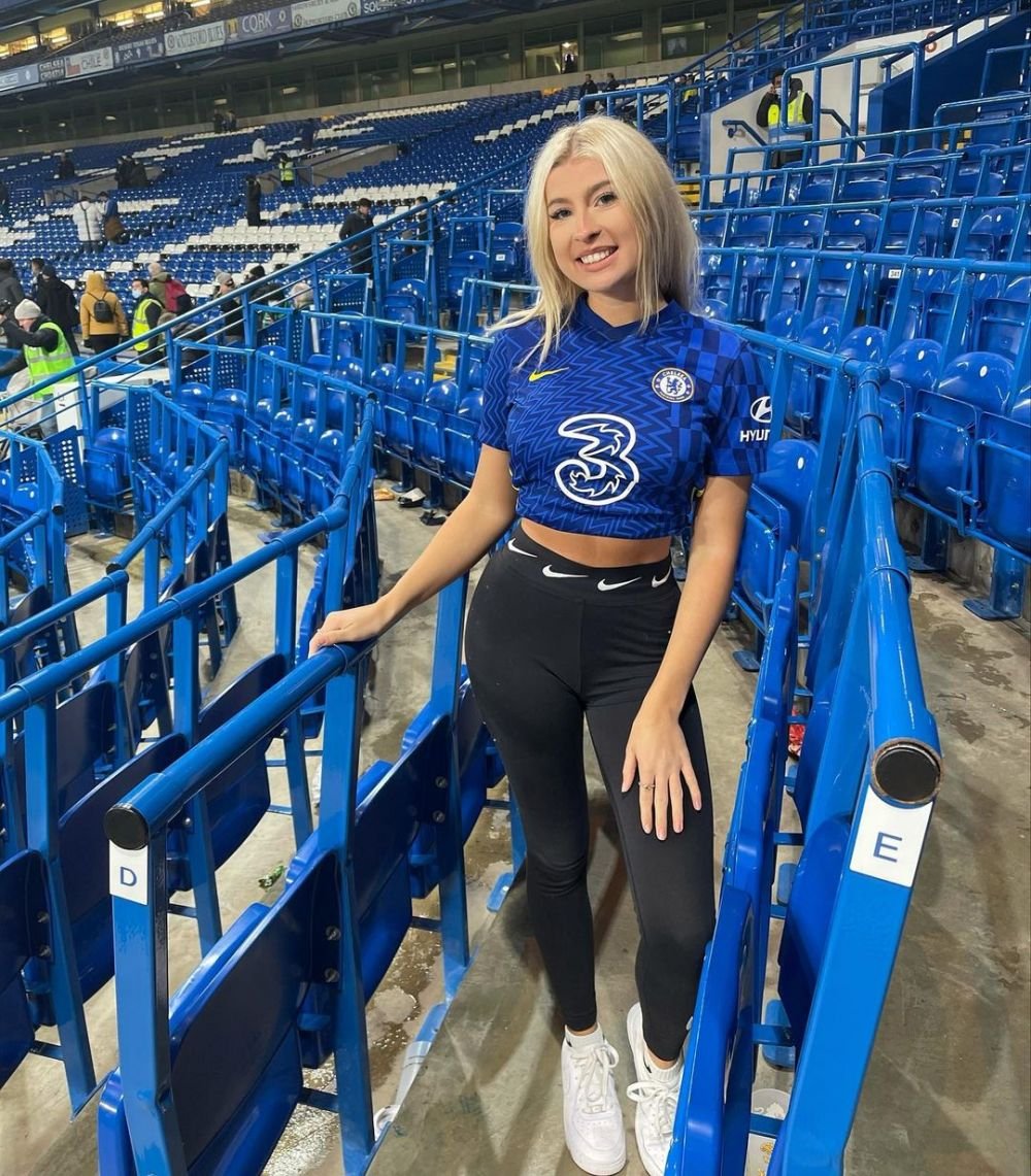 O vedetă OnlyFans, aspru criticată de internauți pentru ținutele purtate la Cupa Mondială din Qatar: cum a apărut pe stadion_19