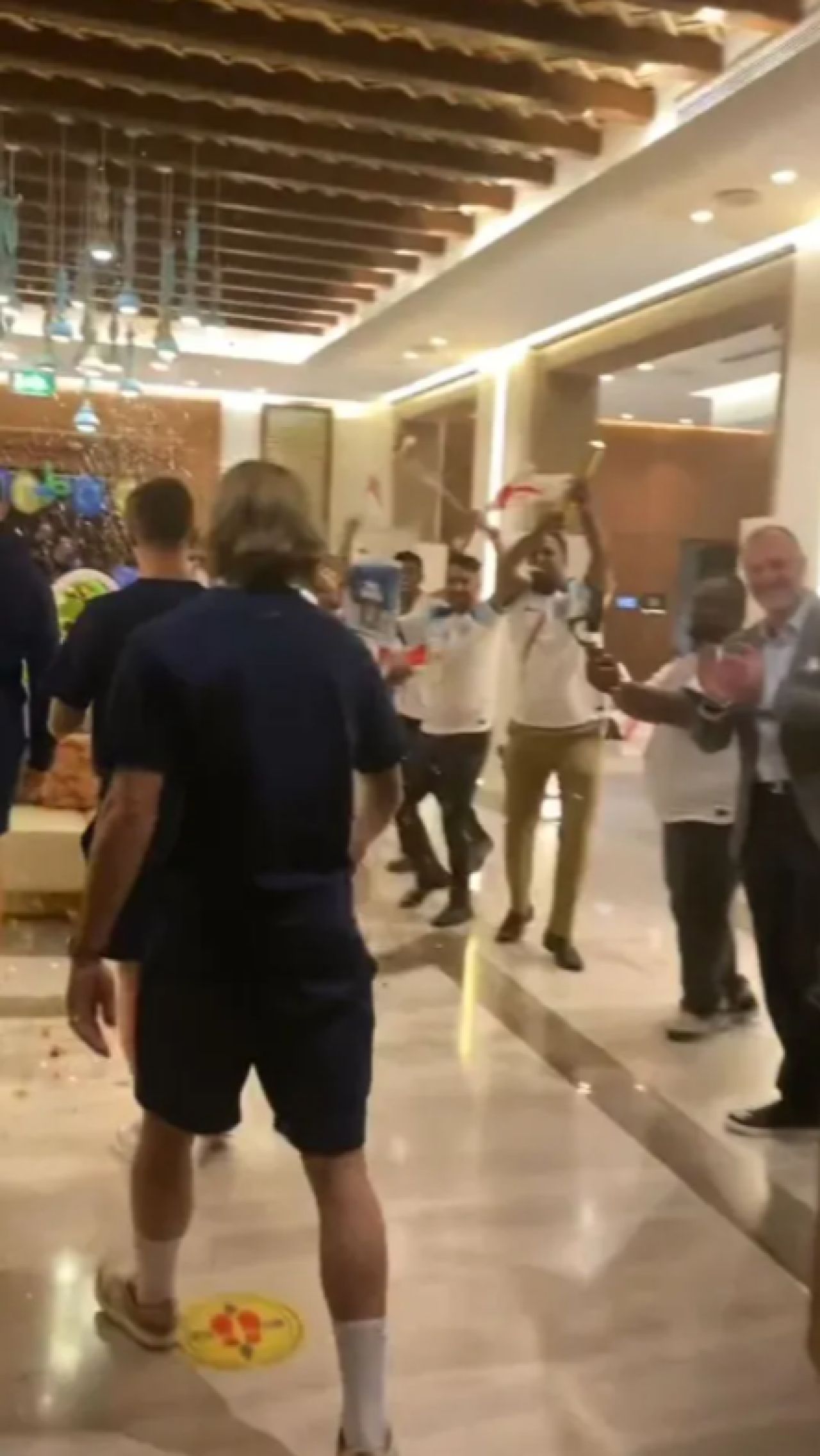 Cum au sărbătorit jucătorii naționalei Angliei victoria cu Senegal. S-a lăsat cu o mare petrecere la hotel_1