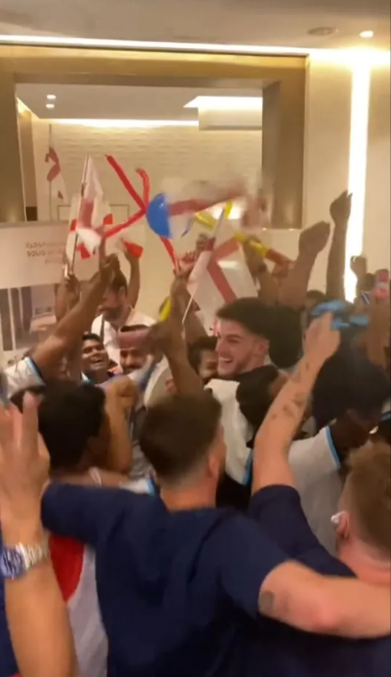 Cum au sărbătorit jucătorii naționalei Angliei victoria cu Senegal. S-a lăsat cu o mare petrecere la hotel_3