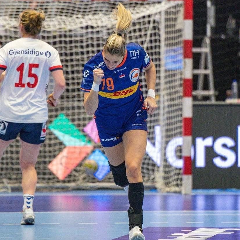Toți ochii pe ea! Estavana Polman, cea mai bună jucătoare de la Mondialul din 2019, a debutat în tricoul Rapidului! Atenția a fost pe iubita lui Van Der Vaart_10