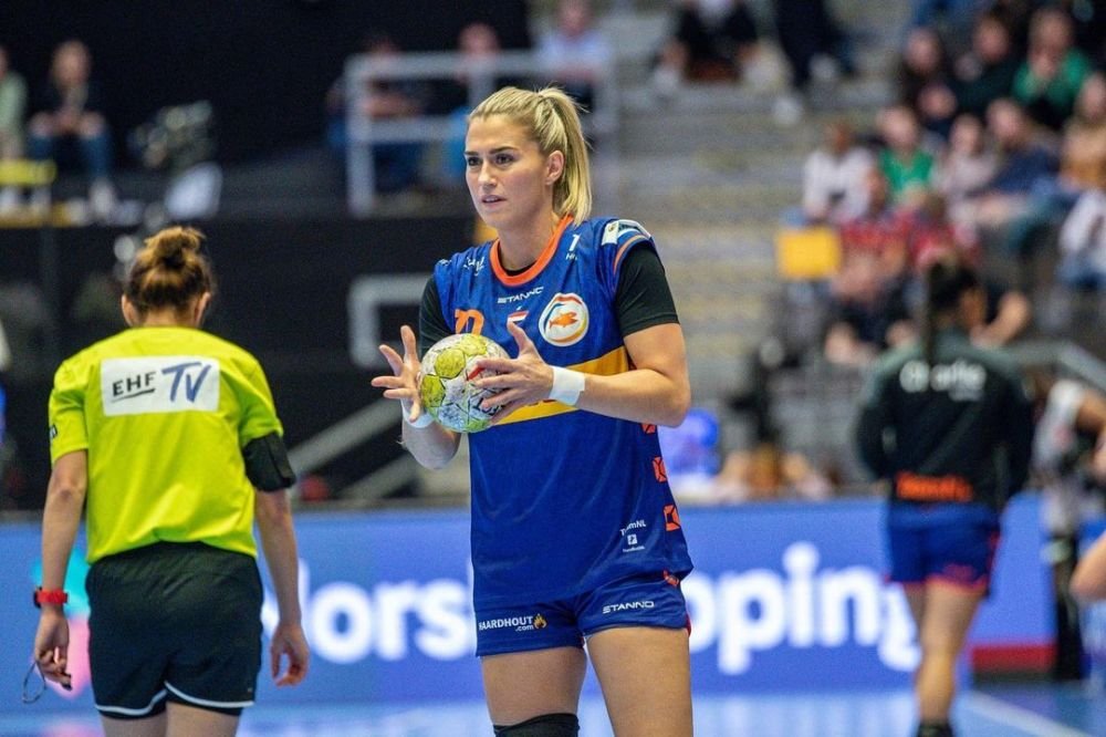 Toți ochii pe ea! Estavana Polman, cea mai bună jucătoare de la Mondialul din 2019, a debutat în tricoul Rapidului! Atenția a fost pe iubita lui Van Der Vaart_12