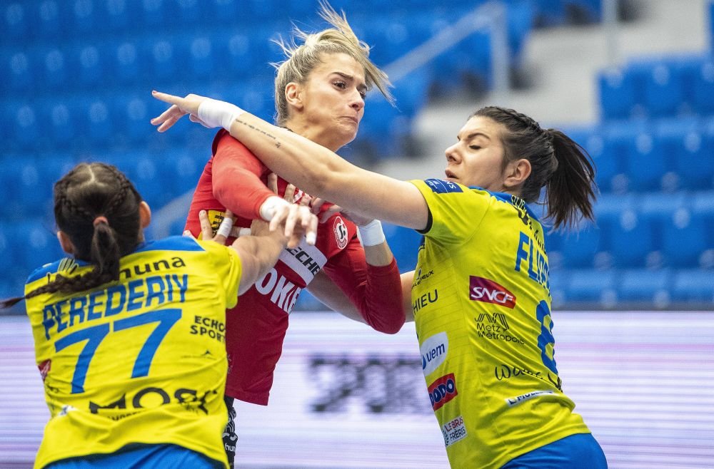 Toți ochii pe ea! Estavana Polman, cea mai bună jucătoare de la Mondialul din 2019, a debutat în tricoul Rapidului! Atenția a fost pe iubita lui Van Der Vaart_16