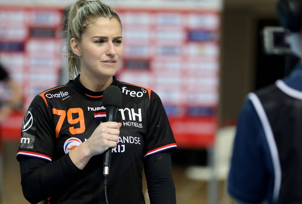 Toți ochii pe ea! Estavana Polman, cea mai bună jucătoare de la Mondialul din 2019, a debutat în tricoul Rapidului! Atenția a fost pe iubita lui Van Der Vaart_17
