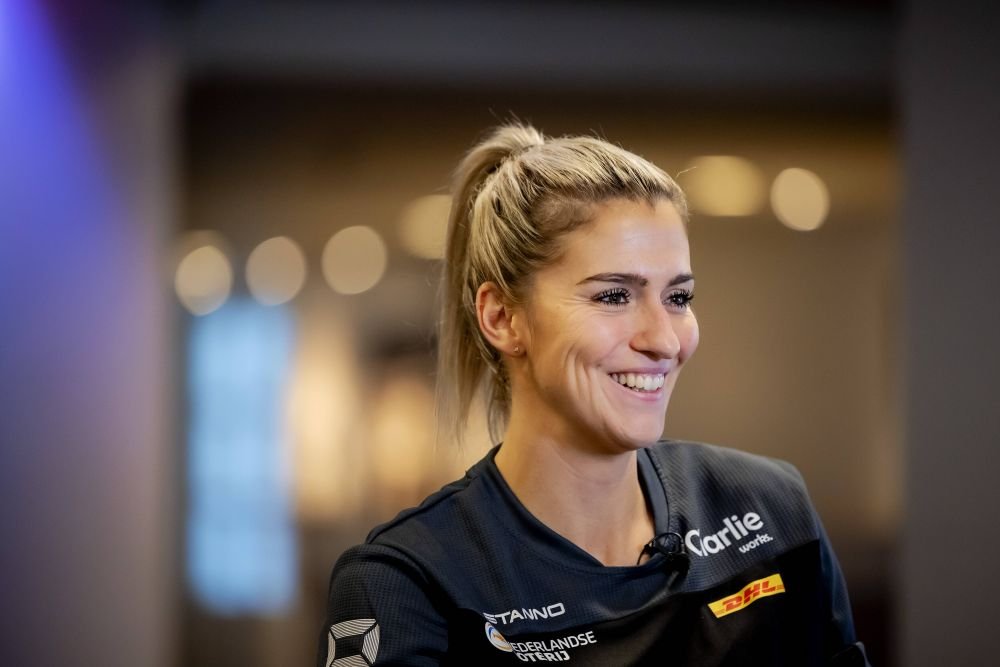 Toți ochii pe ea! Estavana Polman, cea mai bună jucătoare de la Mondialul din 2019, a debutat în tricoul Rapidului! Atenția a fost pe iubita lui Van Der Vaart_19