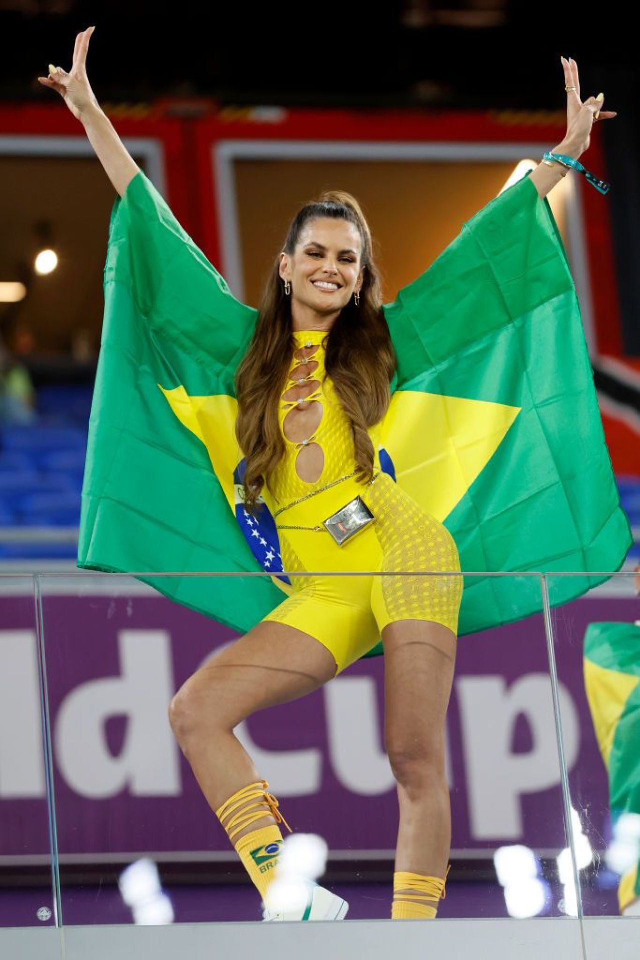 Izabel Goulart a schimbat taberele la Cupa Mondială după ce Germania a fost eliminată. În ce ținută a susținut echipa Braziliei_21