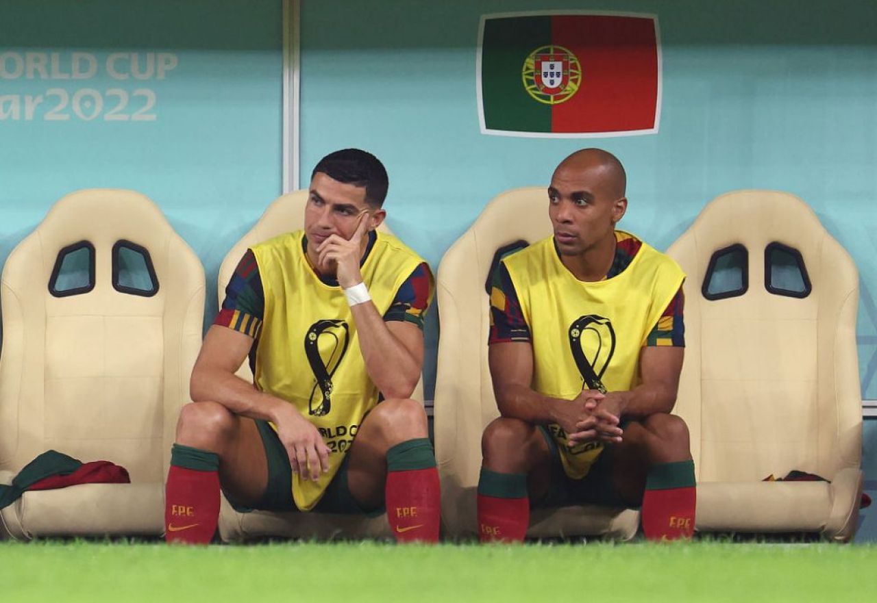 Gary Neville nu are milă de Cristiano Ronaldo. Ce a declarat despre comportamentul portughezului, lăsat pe banca de rezerve_2