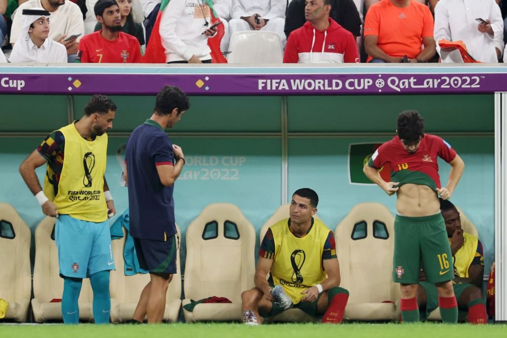 Gary Neville nu are milă de Cristiano Ronaldo. Ce a declarat despre comportamentul portughezului, lăsat pe banca de rezerve_3