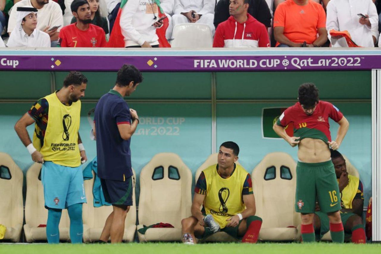Gary Neville nu are milă de Cristiano Ronaldo. Ce a declarat despre comportamentul portughezului, lăsat pe banca de rezerve_3